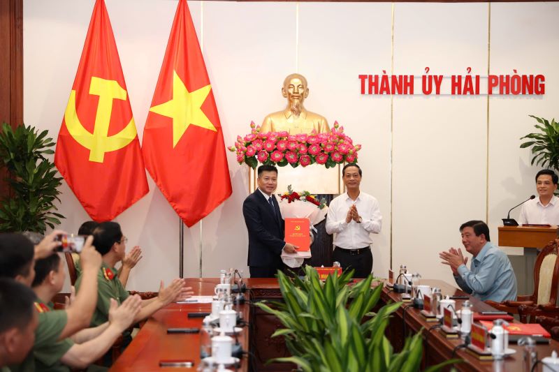Đồng chí Đại tá Nguyễn Bình Khánh được bổ nhiệm kiêm giữ chức Phó Chánh Văn phòng Thành ủy Hải Phòng
